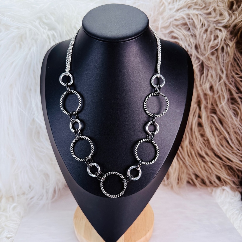 Black and Silvertone, chain-link lightweight Necklace - Picture 3 of 9